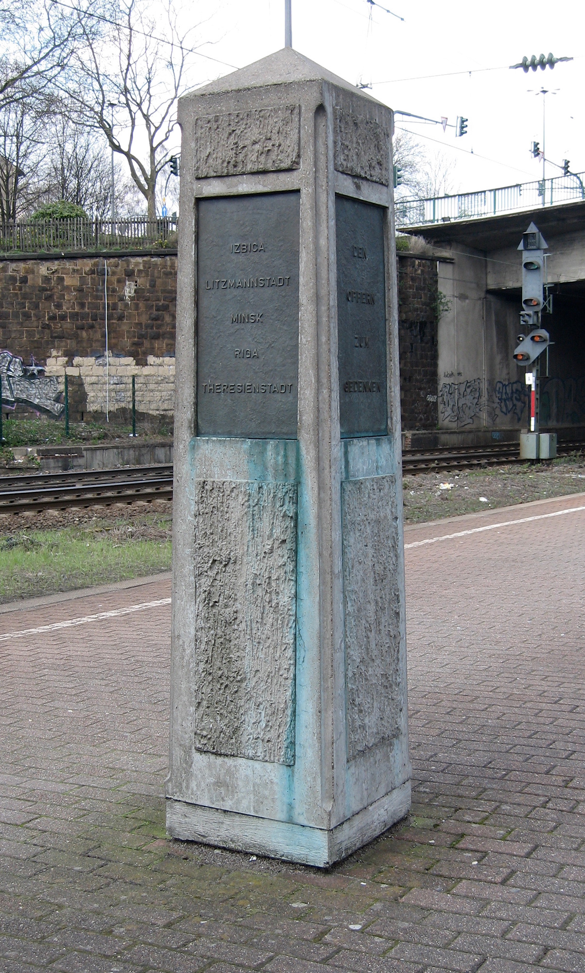 Obelisk Bahnhof Wuppertal-Steinbeck zum Gedenken an die Deportationen 1941 und 1942