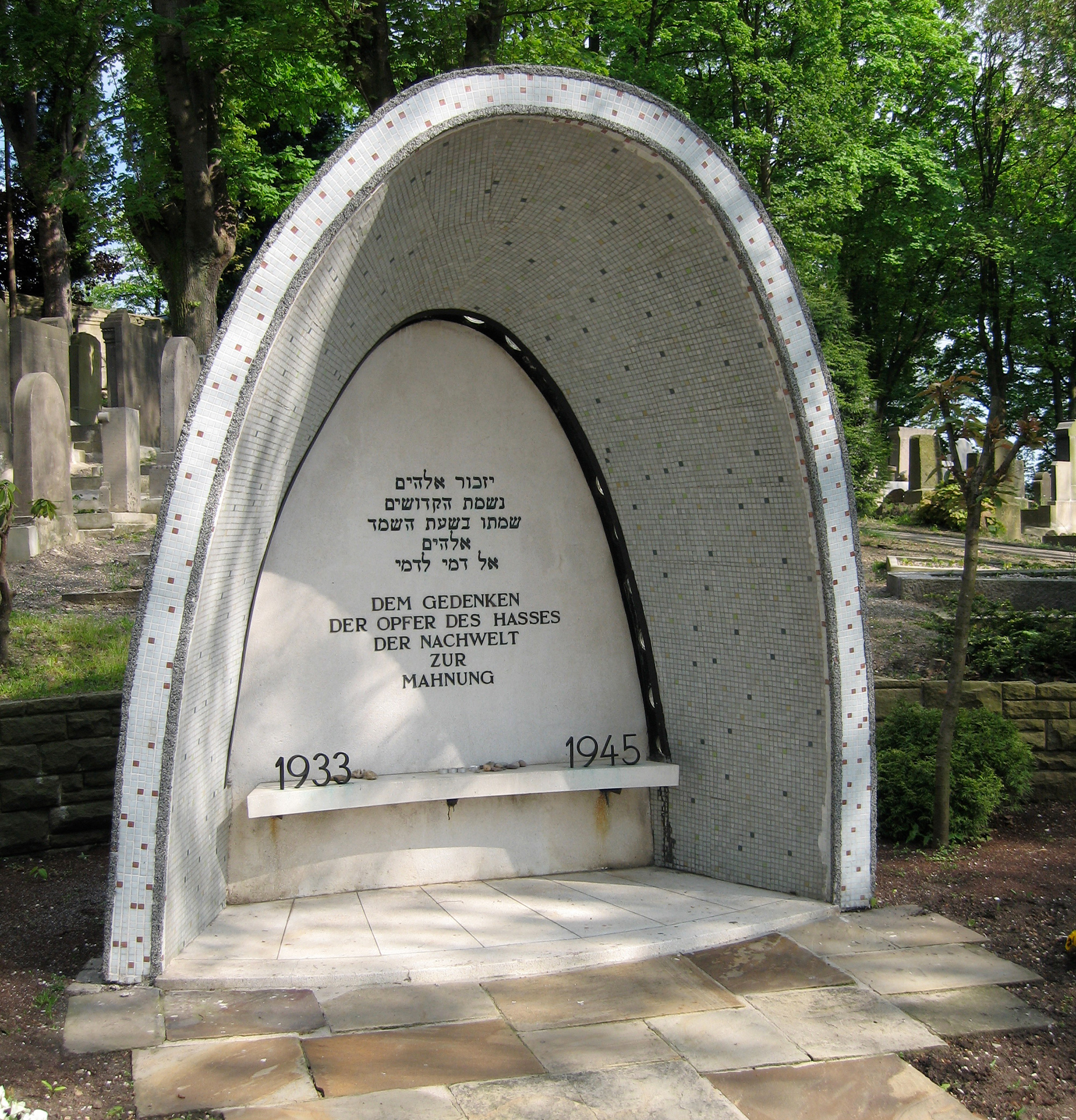 Gedenkstein auf dem jüdischen Friedhof am Weinberg